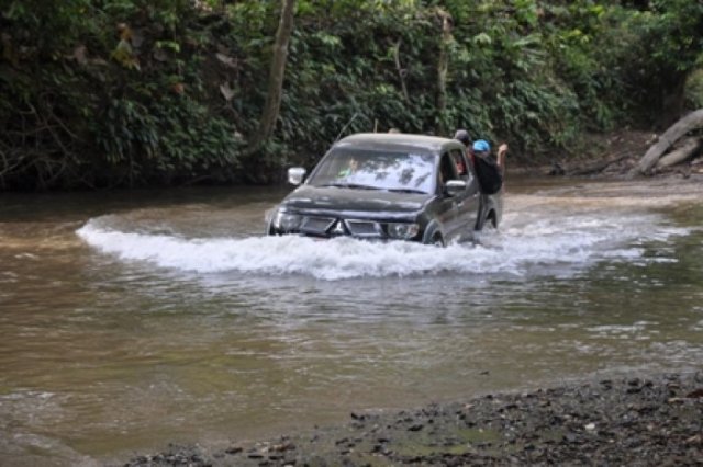 Off road - crossing the Setulang river 